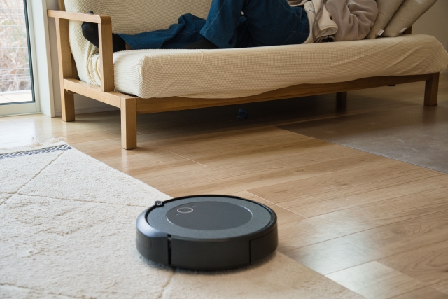 ロボット掃除機がカーペットの上を掃除している画像